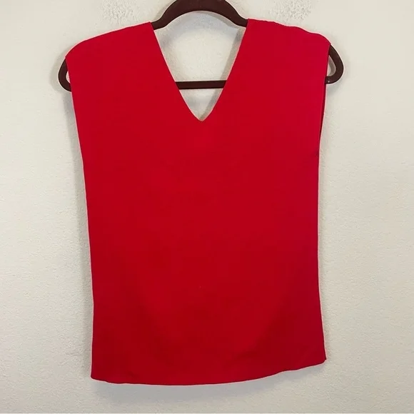 Red V-Neck Sleeveless Top - Picture 3 of 4